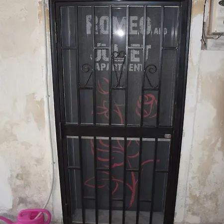 Romeo And Juliet Center Апартаменти